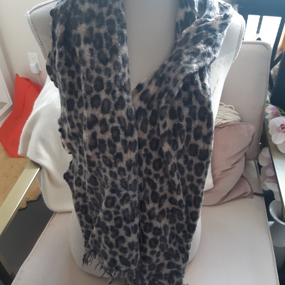 Wilfred Accessories - 🦄 3/$25 Wilfred wool leopard scarf Aritzia Wilfred Accessories - 🦄 3/$25 Wilfred wool leopard scarf Aritzia
